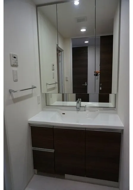 Ambiente Komagome - Interior - ["Bathroom Sink", "Plumbing fixture", "Sink"]