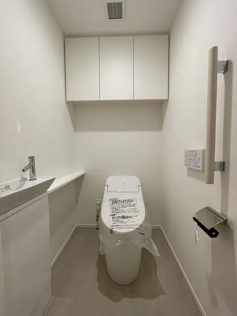 Park Tower Kachidoki South Building - Interior - ["Toilet seat", "Flooring", "Toilet"]