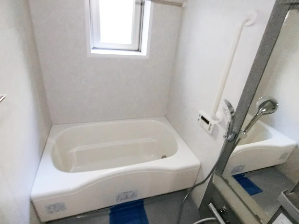 Prospect Hatsudai - Interior - ["Bathtub", "Plumbing fixture", "Window"]