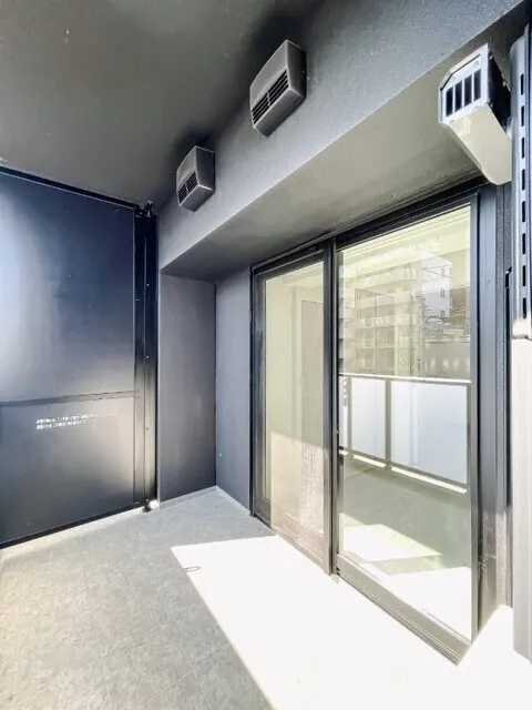 Brookside Residence Kiba - Interior - ["Composite material", "Glass", "Silver"]