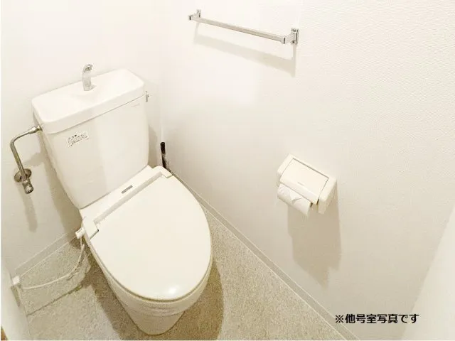 Escort Todai-Mae - Interior - ["Toilet seat", "Toilet", "Plumbing fixture"]