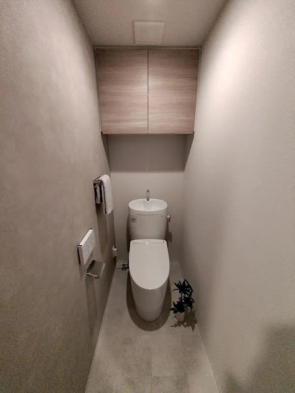 Latiera Akihabara - Interior - ["Toilet seat", "Toilet", "Flooring"]