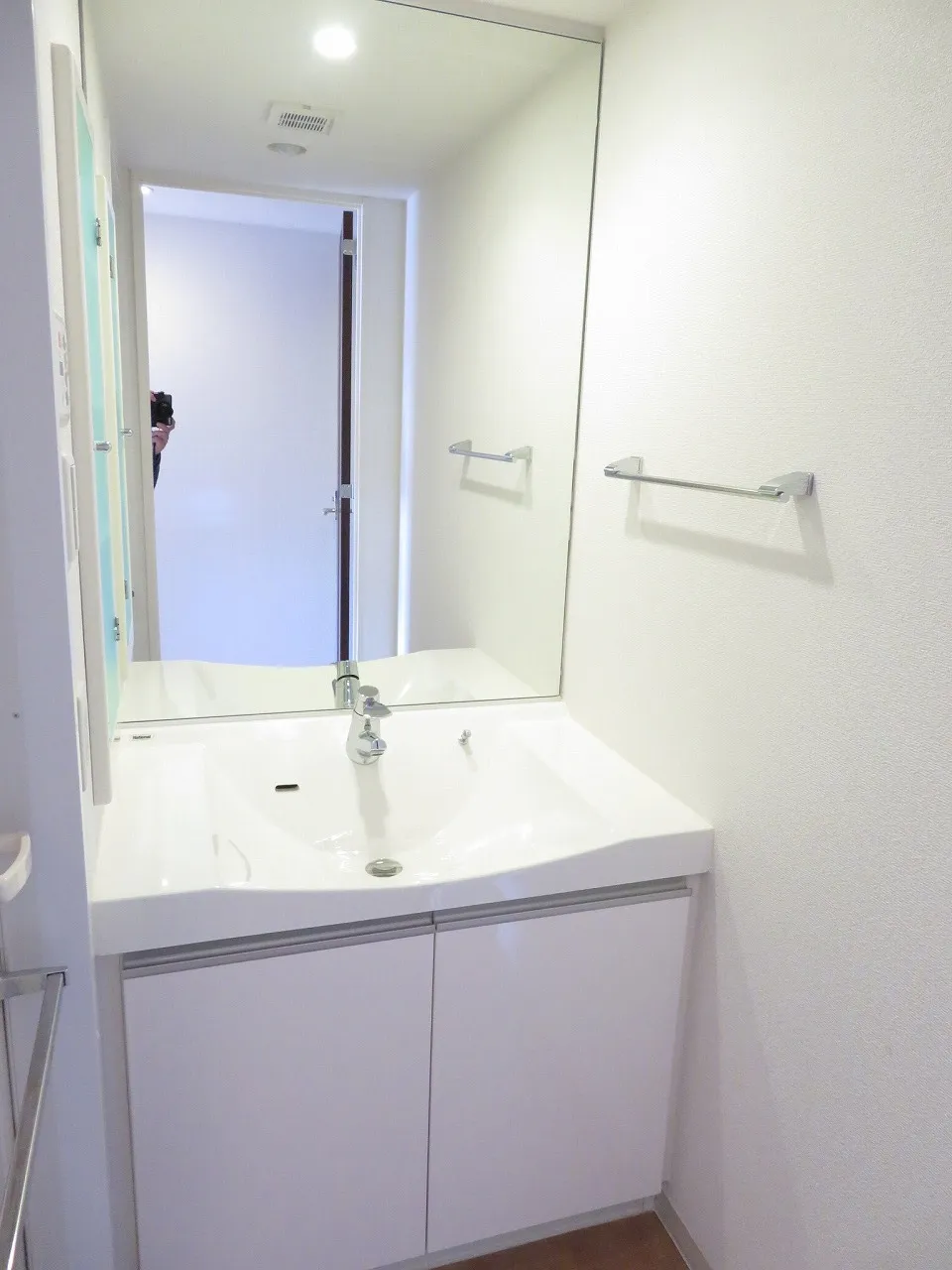 Esty Maison Kinshicho II - Interior - ["Mirror", "Tap", "Sink"]