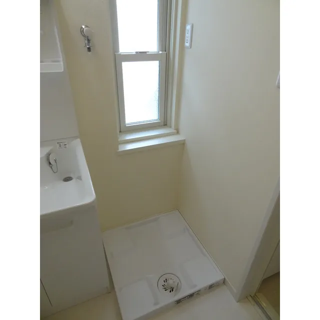 Comodia Misuzu - Interior - ["Plumbing fixture", "Bathroom sink", "Window"]