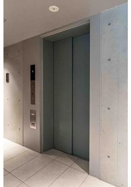 LUMIEC HONCHO EAST - Interior - ["Floor", "Elevator", "Glass"]