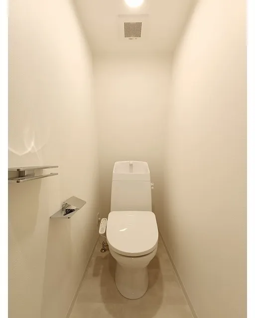 Tasuki Smart Shin-Otsuka III - Interior - ["Toilet seat", "Toilet", "Flooring"]