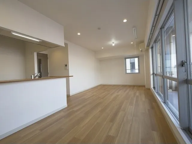 LOOP-M - Interior - ["Building", "Window", "Fixture"]
