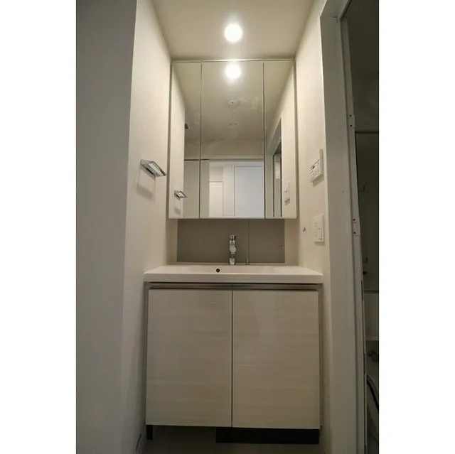 Comforia Morishita South - Interior - ["Mirror", "Tap", "Sink"]