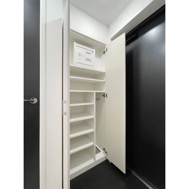 TS Residence Kita Ueno - Interior - ["Fixture", "Wood", "Rectangle"]