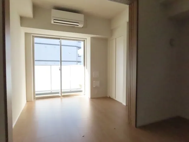Cross Residence Kamata II - Interior - ["Window", "Building", "Fixture"]