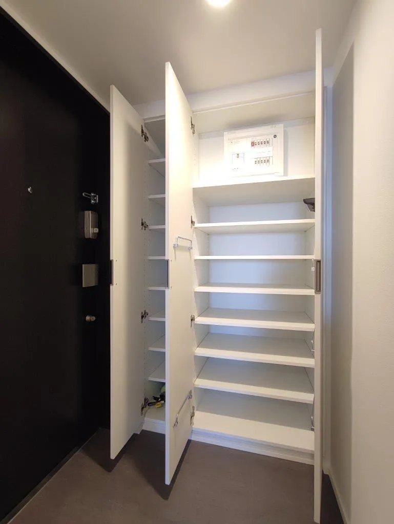 Cross Residence Takadanobaba - Interior - ["Fixture", "Flooring", "Automotive exterior"]