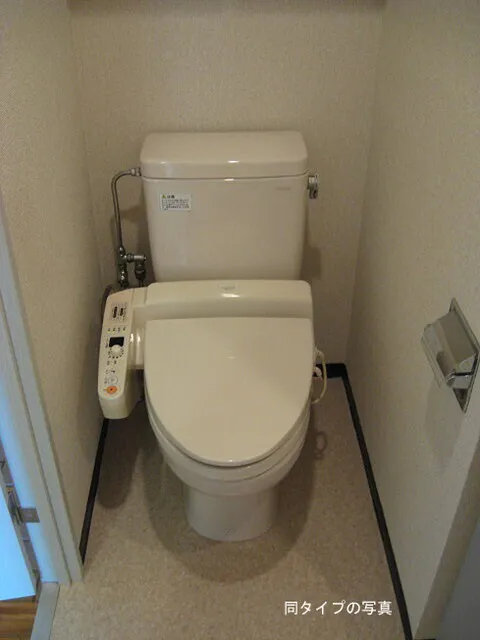 Comforia Oyama - Interior - ["Toilet seat", "Toilet", "Plumbing fixture"]
