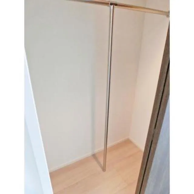 Park Axis Kodenmacho - Interior - Walk-in closet