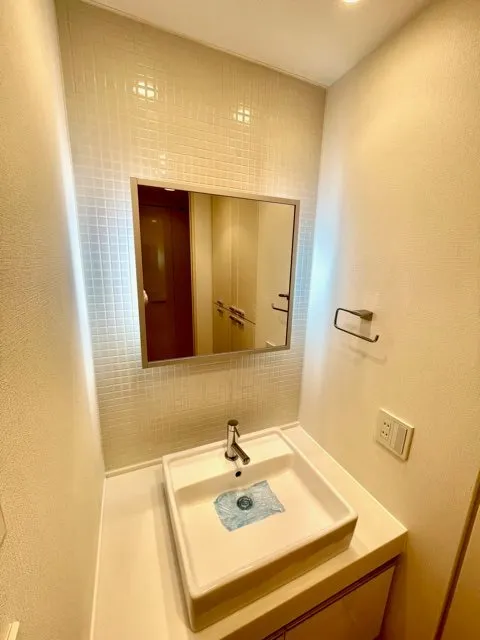 Residia Nishi Azabu - Interior - ["Mirror", "Tap", "Sink"]