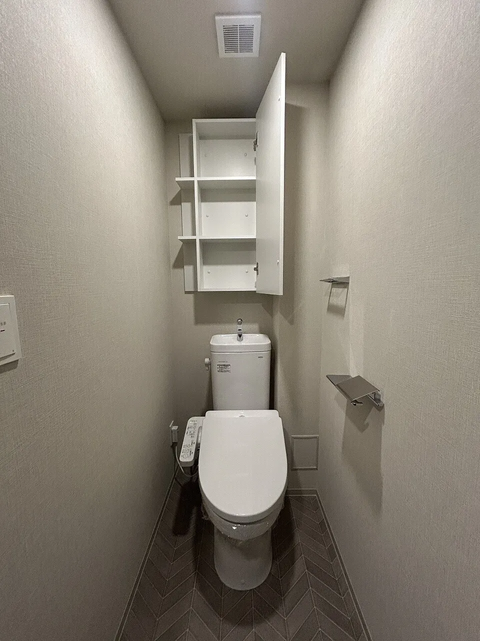 Blanchiesta Kiba - Interior - ["Toilet seat", "Flooring", "Toilet"]