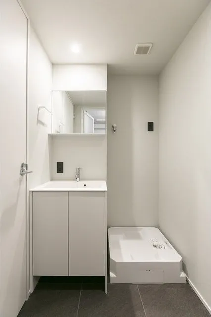 LEGALAND Yotsuya 3-Chome - Interior - ["Sink", "Mirror", "Fixture"]
