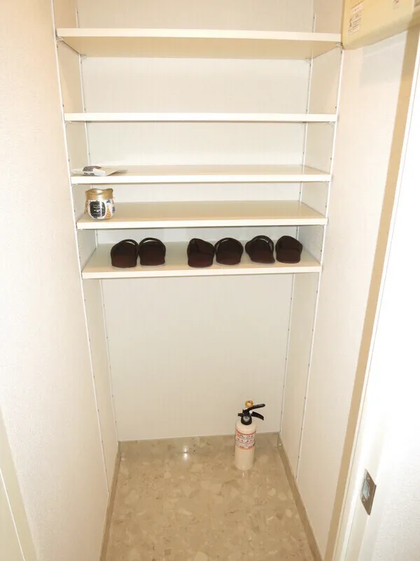Arden Komazawa Park Front - Interior - ["Wood", "Shelving", "Flooring"]
