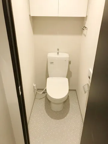 Genovia Tabata III Green Veil - Interior - ["Toilet seat", "Plumbing fixture", "Flooring"]