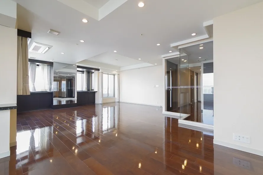 La Tour Shiodome - Interior - ["Building", "Furniture", "Window"]