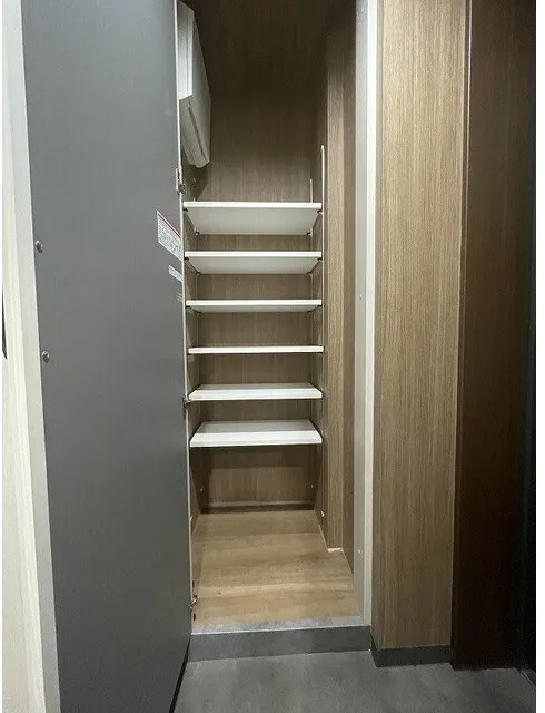 Comfortia Liv Bunkyo Sendagi - Interior - ["Wood", "Shelving", "Grey"]