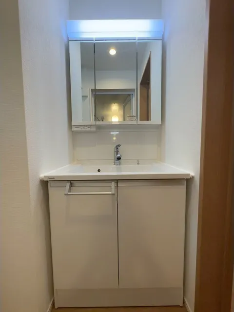 Kolet Nakano Fujimicho - Interior - ["Mirror", "Tap", "Cabinetry"]