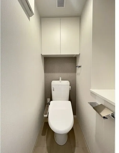 Comforia Nakakasai - Interior - ["Toilet seat", "Toilet", "Plumbing fixture"]