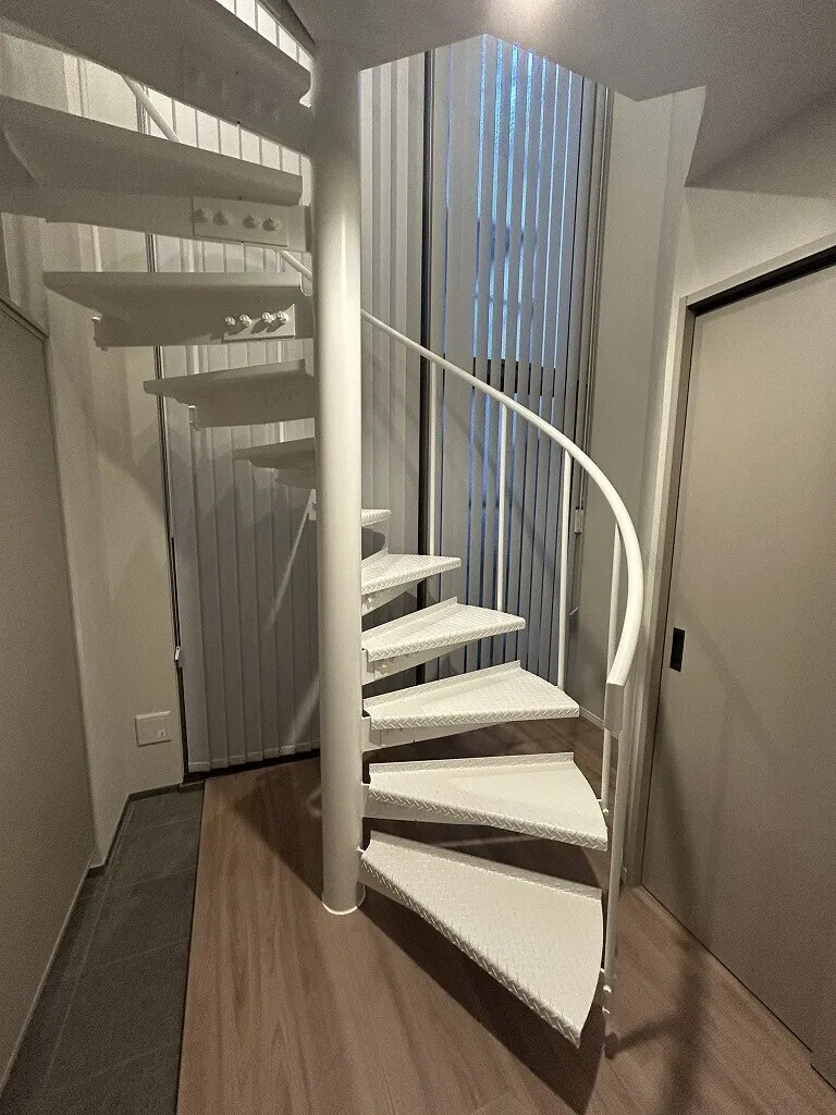 Polast Ebisu - Interior - ["Stairs", "Handrail", "Baluster"]