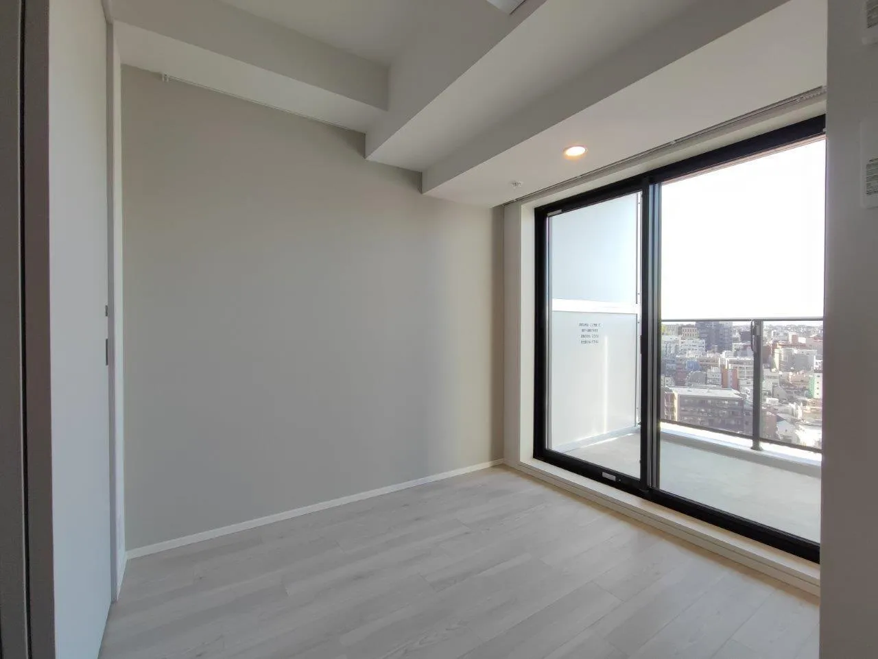 Cross Residence Takadanobaba - Interior - ["Floor", "Flooring", "Ceiling"]