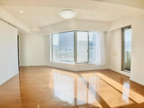 Stage Grande Hongo - Interior - ["Window", "Building", "Fixture"]