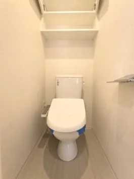 Asyl Court Higashioi - Interior - ["Toilet seat", "Toilet", "Flooring"]