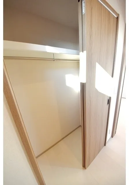 Glorio Shelt Senkawa - Interior - ["Wood", "Flooring", "Wood stain"]
