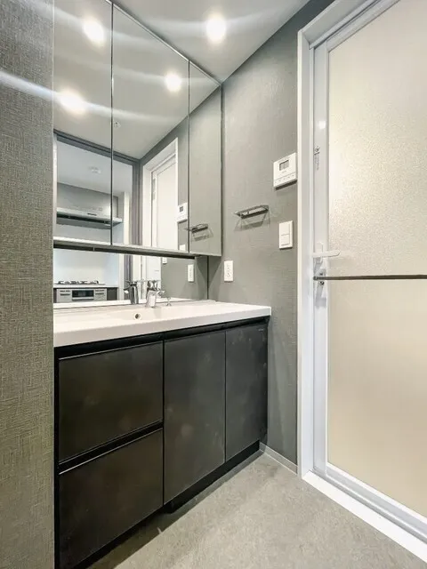 Royal Parks Ariake - Interior - ["Interior design", "Flooring", "Bathroom cabinet"]