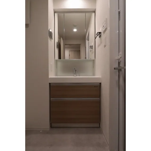 Refir Orbe Asakusabashi - Interior - ["Mirror", "Handle", "Cabinetry"]