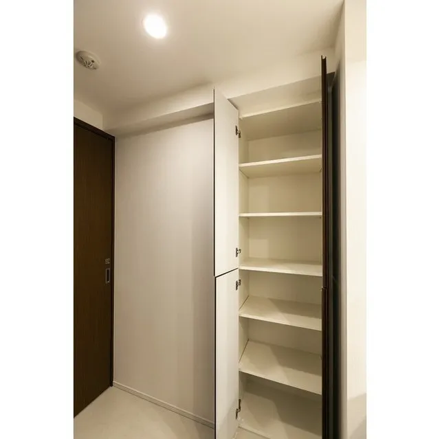 Hiroo Villa Square - Interior - ["Property", "Shelf", "Furniture"]