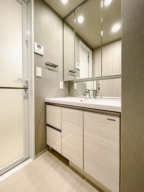 Royal Parks Ariake - Interior - ["Flooring", "Plumbing fixture", "Bathroom cabinet"]