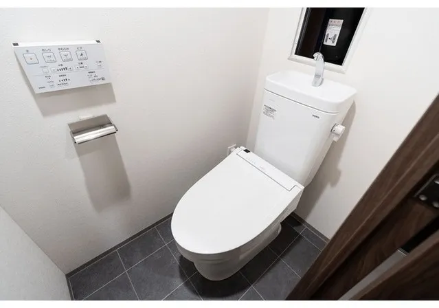Well Square Shinjuku Toyama - Interior - ["Toilet seat", "Toilet", "Plumbing fixture"]