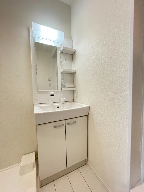 Southern Road Hoya - Interior - ["Plumbing fixture", "Flooring", "Floor"]