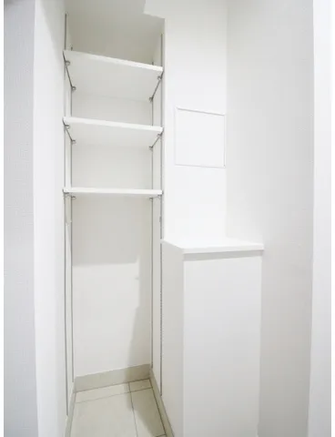 Prele Duc Ryōkoku IV - Interior - ["Wall", "Flooring", "Floor"]