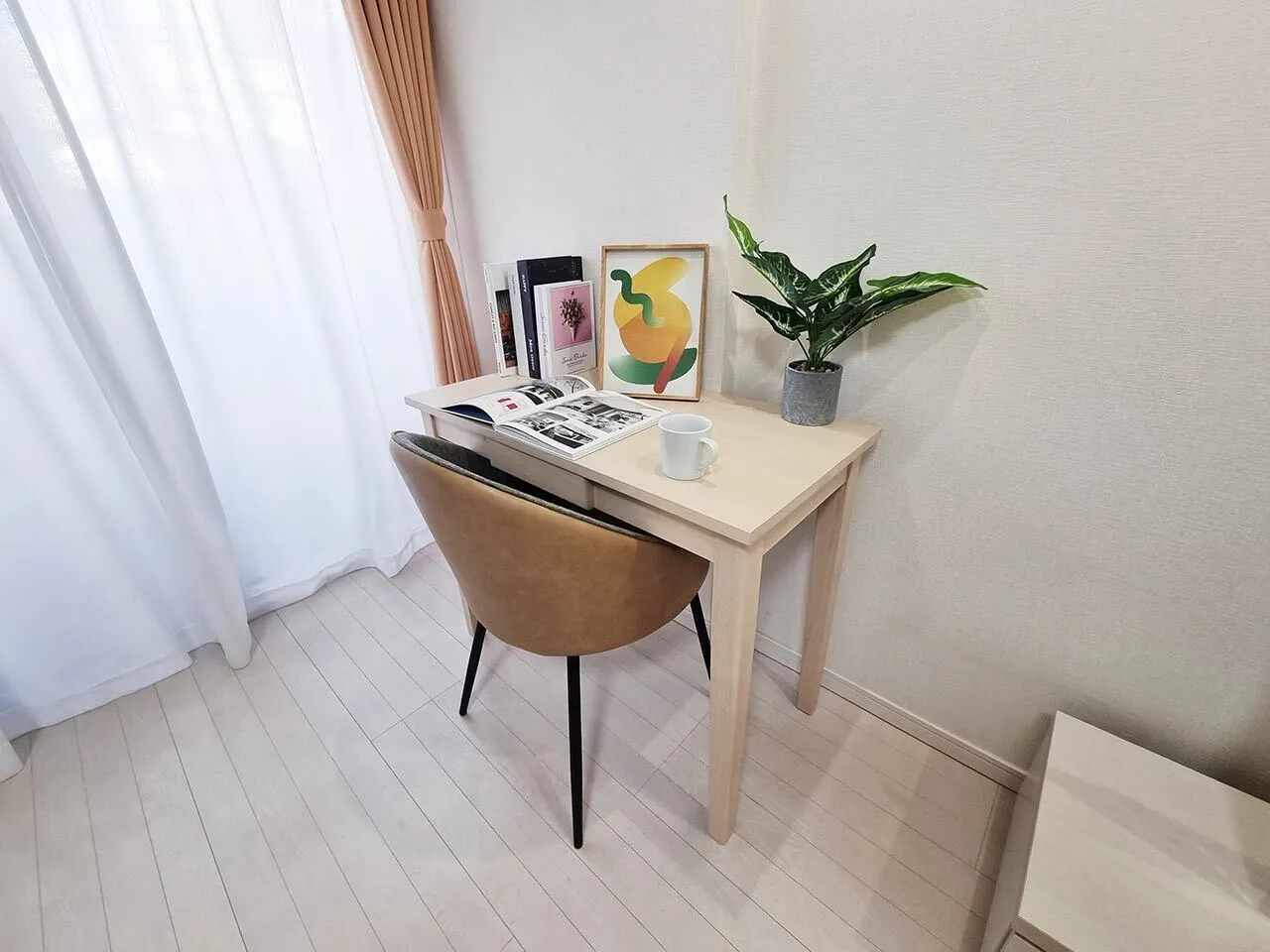 Mynavi STAY Hon-Haneda - Interior - ["Furniture", "Wood", "Table"]