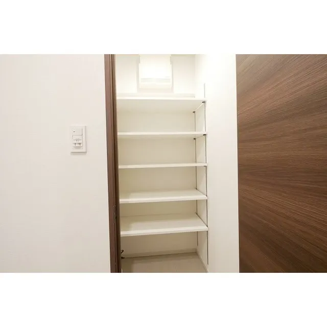 Comforia Shinjuku East Side Tower - Interior - ["Furniture", "Shelf", "Cabinetry"]
