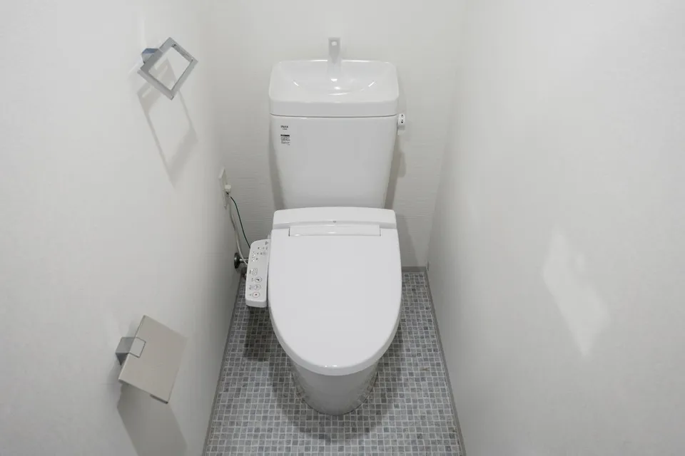 Hmlet Higashi-Shinjuku II - Interior - ["Toilet seat", "Toilet", "Plumbing fixture"]