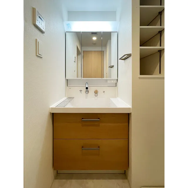 Lien Nishigotanda - Interior - ["Tap", "Mirror", "Bathroom cabinet"]