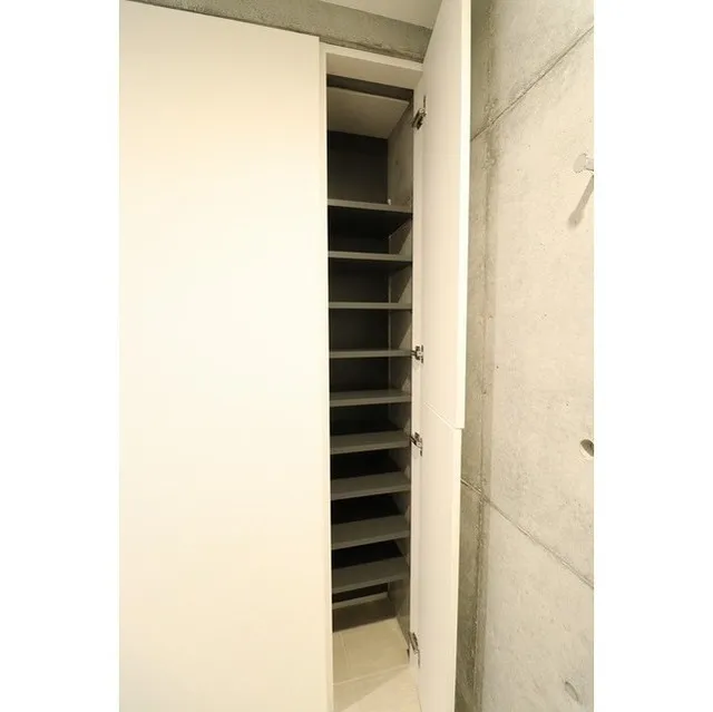 FARE Ikebukuro I - Interior - ["Wall", "Fixture", "Parallel"]