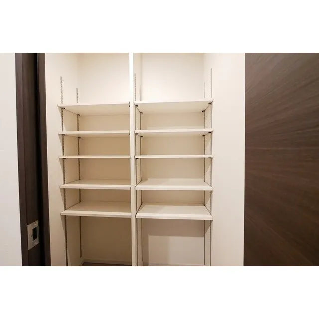 Comforia Shinjuku East Side Tower - Interior - ["Shelf", "Furniture", "Bookcase"]
