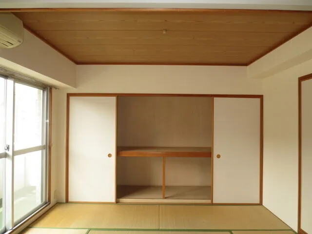 Grace Omori - Interior - Inside view 7 same type, separate room image