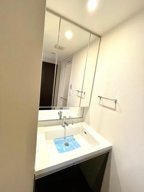 RESIDIA Kinshicho - Interior - ["Mirror", "Tap", "Plumbing fixture"]