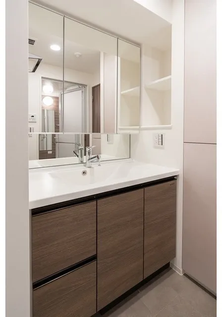 Comforia Takenotsuka East - Interior - ["Bathroom cabinet", "Bathroom Sink", "Flooring"]