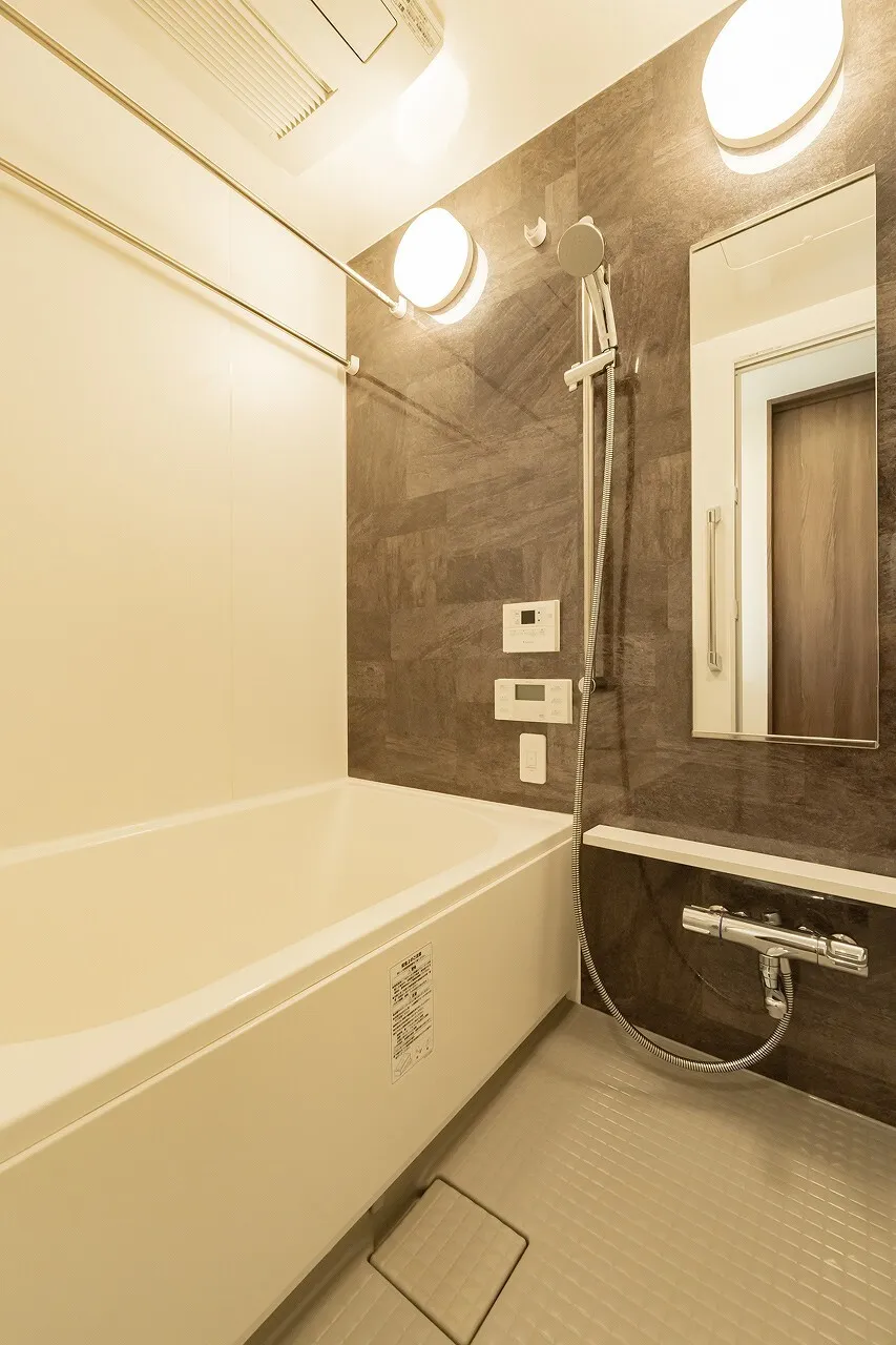 La Tour Shinjuku Annex - Interior - ["Building", "Plumbing fixture", "Shower head"]