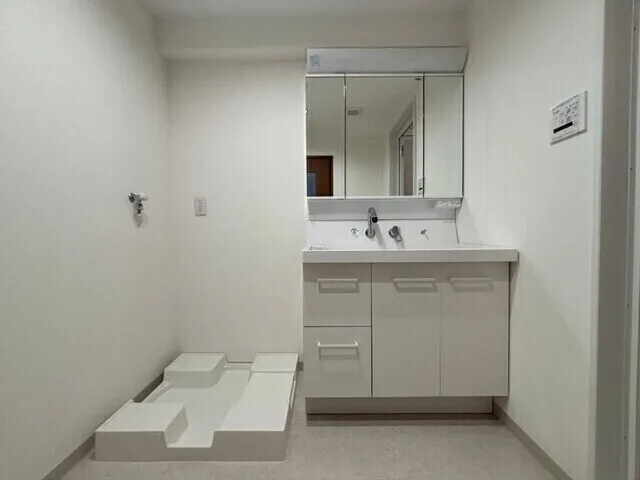 Crescent Oshima - Interior - ["Flooring", "Floor", "Plumbing fixture"]