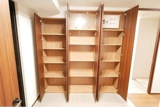 Comforia Shinjuku East Side Tower - Interior - ["Cabinetry", "Furniture", "Shelf"]